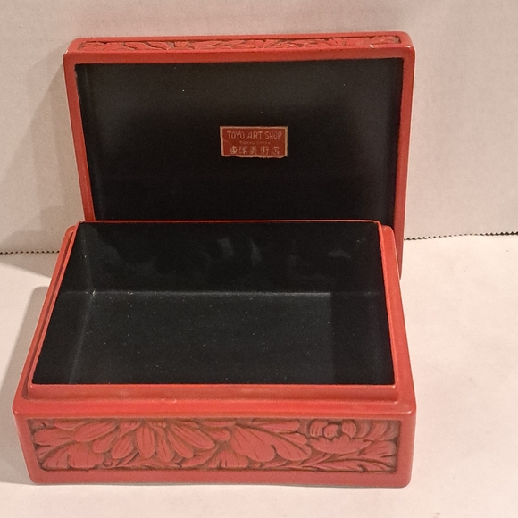 Japenese Carved Cinnabar Red Lacquer Rectangular Storage Trinket Box. - Picture 8 of 8